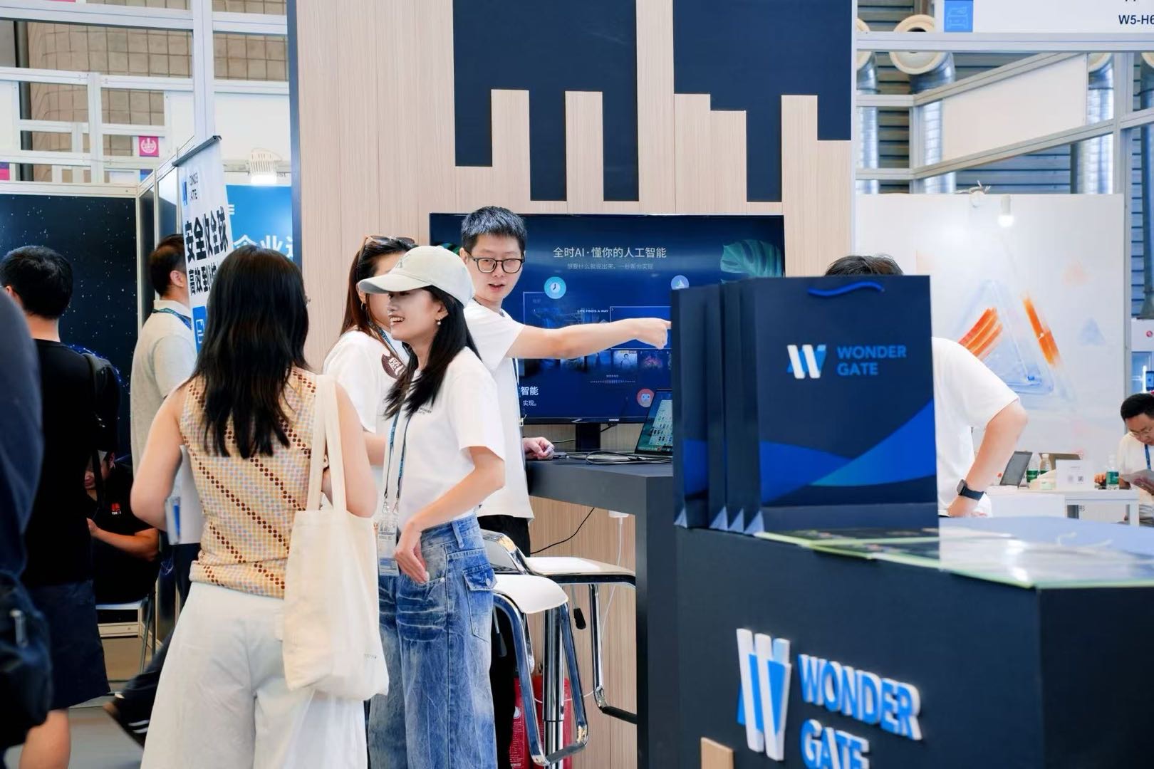Wondergate team meeting visitors at ChinaJoy 2026